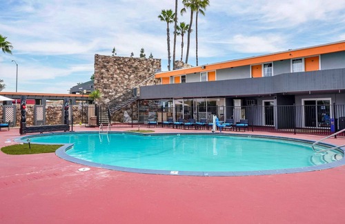 Raisin Hotel | Clarion Pointe Fresno near Yosemite