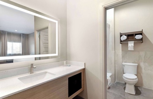 Spring Hotel | Clarion Pointe