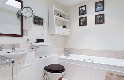 Chelsea Riverside House | Class of Its Own, by Veeve