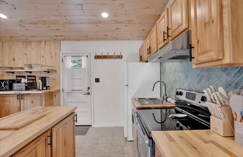 Locust Lake Village Cabin | Classic Cabin | Lake Access | Hot Tub