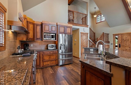 Tamarack Ski Chalet | Classic Chalet|Wood Fireplace, Great for Families