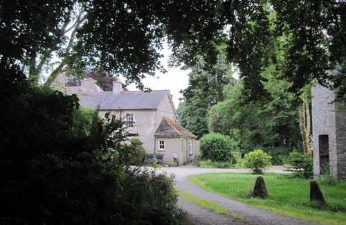 Llandybie Cottage | Classic Cottage Shared Bathroom with Garden View at Glynhir Mansion
