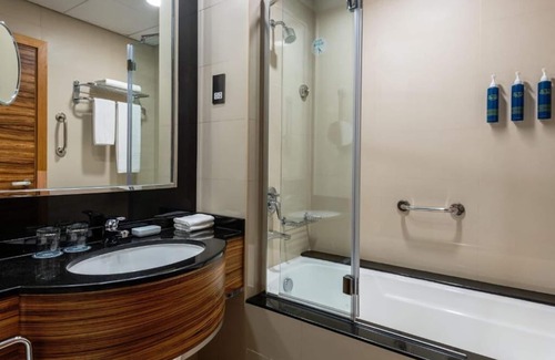 Al Mankhool Apartment | Classic King Room Near Sharaf DG Metro