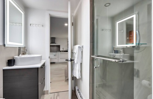 Burnaby House | Classic King Size Guest Suite