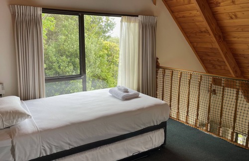 Oneroa House | Classic Kiwi Bach by the Beach