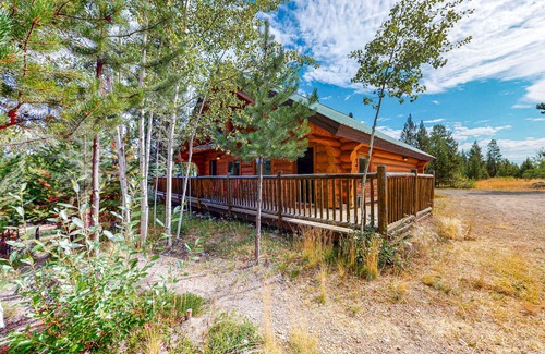 Lac Le Jeune Cabin | Classic log cabin with deck, full kitchen, & free internet
