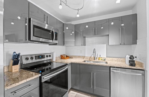 Central Park Apartment | Classic Palm Beach 2BR Retreat - Near Beaches