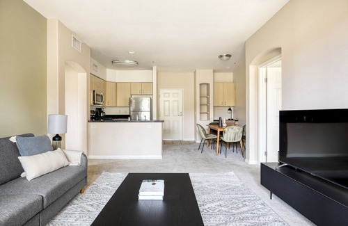 Playa Del Rey Apartment | Classic Playa Del Rey 2BR w/Pool, Jacuzzi & Gym, near LAX, by Blueground