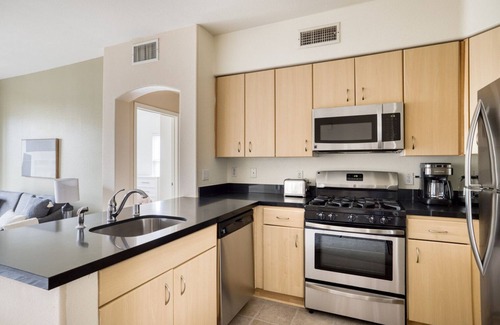 Playa Del Rey Apartment | Classic Playa Del Rey 2BR w/Pool, Jacuzzi & Gym, near LAX, by Blueground