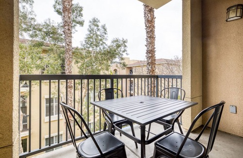 Playa Del Rey Apartment | Classic Playa Del Rey 2BR w/Pool, Jacuzzi & Gym, near LAX, by Blueground