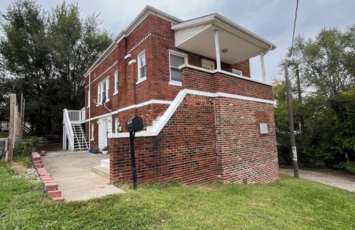 Milan House | Classic Red Brick Getaway