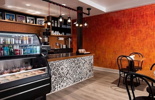 Norma Triangle House | Classic Reunion at the Rooftop Poolside Bar, Spacious Unit! Pet-friendly