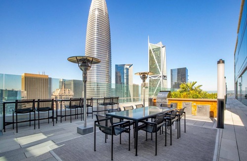 South Beach Apartment | Classic Rincon Hill 1BR w/W/D, Gym & Pool, near Tech HQs, by Blueground