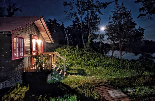 Selwyn Cabin | Classic Stony Lake "Island Life" - rustic cabins with fresh amenities