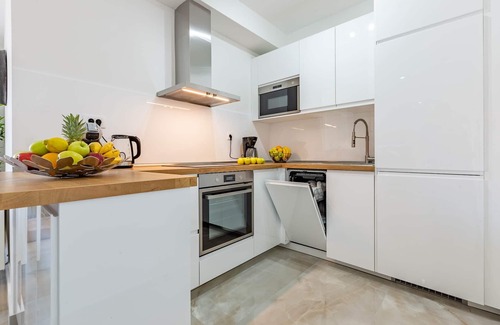Crno Apartment | Classic Three Bedroom Apartment with Balcony