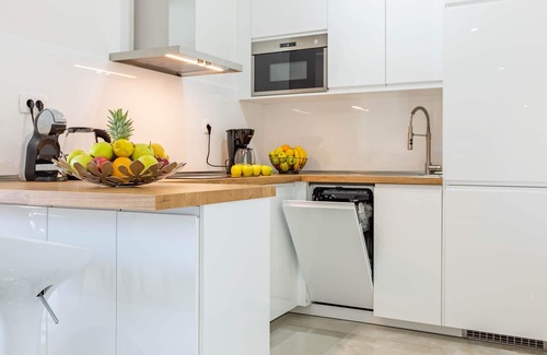 Crno Apartment | Classic Three Bedroom Apartment with Balcony