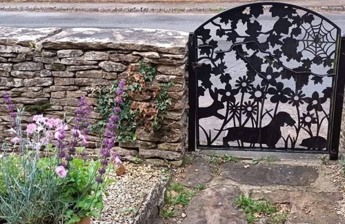 Southrop Cottage | Classic Two Bedroom 17th Century Cottage Situated in Southrop,in the Cotswolds