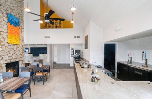 Biggs Field Hotel | Classic Unit – Full Kitchen, Outdoor Pool & Pet-Friendly