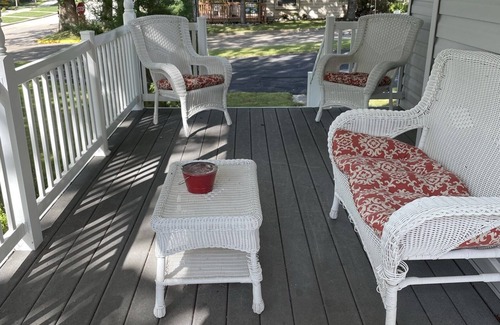 Fontana-on-Geneva Lake House | Classic Lake House just a few blocks to Abbey, Lakefront, Restuarants, & Beach