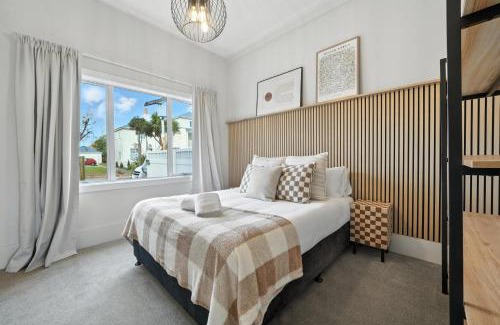 Sydenham House | Classic Villa with Parking & Modern Comforts - Albemarle Villa