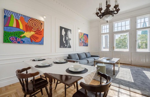 Nepszinhaz negyed Apartment | Classical apartment with a modern touch!