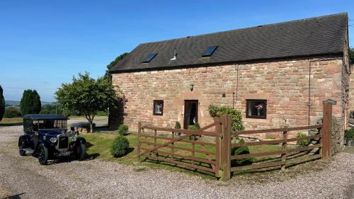 Cauldon Low House | Classy 2 Bed Peak District Cottage Barn - Alton Towers, Scarefest, Polar Bears, Chatsworth