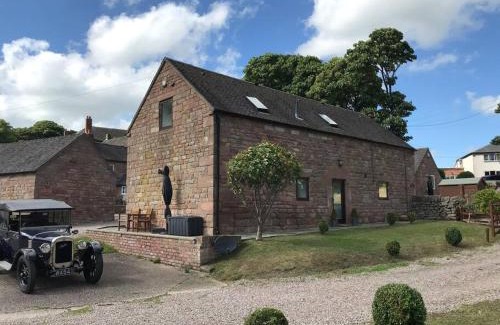 Cauldon Low House | Classy 2 Bed Peak District Cottage Barn - Alton Towers, Scarefest, Polar Bears, Chatsworth