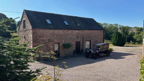 Cauldon Low House | Classy 2 Bed Peak District Cottage Barn - Alton Towers, Scarefest, Polar Bears, Chatsworth