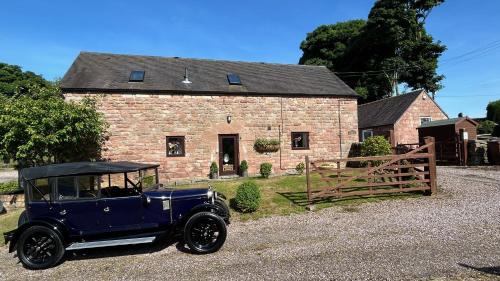 Cauldon Low House | Classy 2 Bed Peak District Cottage Barn - Alton Towers, Scarefest, Polar Bears, Chatsworth
