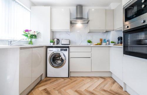 Moffat House | Classy 3 Bedroom Home for 6 Near Tividale, Oldbury-Ample Parking and WiFi, Exclusive Offers Book Quickly!