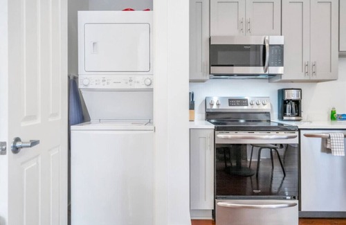East Riverside Apartment | Classy Magazine St Apartment | Parking + Laundry