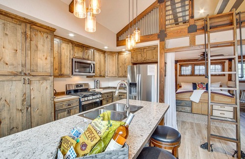 Cle Elum House | Cle Elum Cabin w/Hot Tub, Fire Pit & Deck!