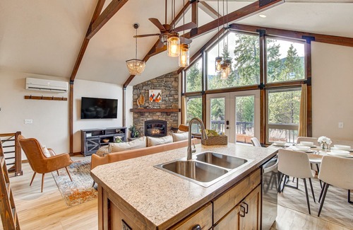 Cle Elum House | Cle Elum Cabin w/Hot Tub, Fire Pit & Deck!