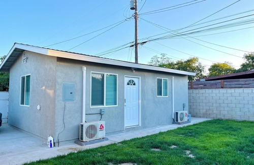 Santa Ana Heights House | Clean 1b1b near Disneyland