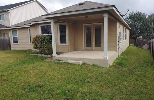 Medina Valley House | Clean 3 bedroom 2 bath residential home