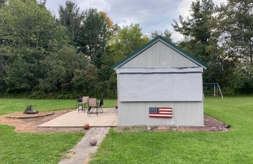 Lansing Apartment | Clean 3 bedroom apartment in safe neighborhood