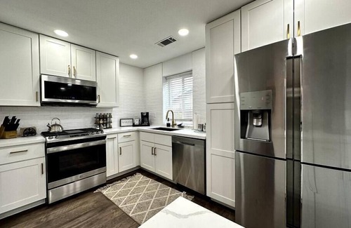 Hanford House | Clean and comfy w/fast internet