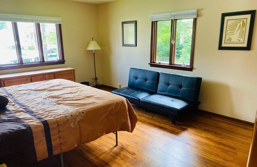 Hermitage House | Clean & Basic One Floor House Close to Park & Lake