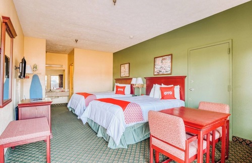 Grenada Hotel | Clean Budget Room Near Grenada Dining + Queen Beds, Pet Friendly & Parking