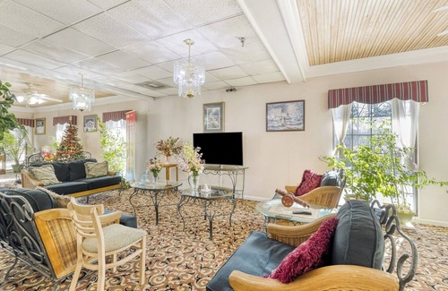 Grenada Hotel | Clean Budget Room Near Grenada Dining + Queen Beds, Pet Friendly & Parking