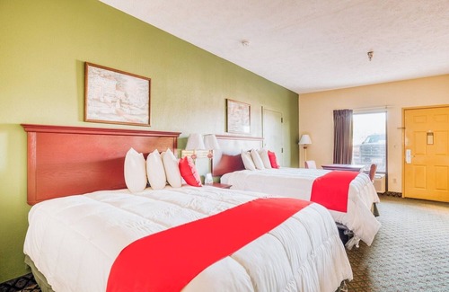 Grenada Hotel | Clean Budget Room Near Grenada Dining + Queen Beds, Pet Friendly & Parking