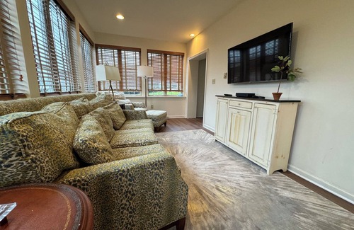 New Holland House | CLEAN & COMFORTABLE EXTENDED STAY- Perfect for Business & Leisure Travelers