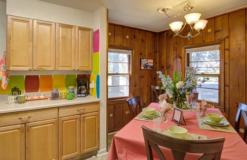 Rogers Park Cottage | Clean, Cozy, Comfy, Great Location, Pets Welcome, Well Equipped Kitchen.