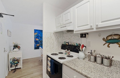 Rehoboth Beach Condo | Clean/Cute Efficiency Ocean Views w/Pool & Parking