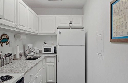 Rehoboth Beach Condo | Clean/Cute Efficiency Ocean Views w/Pool & Parking