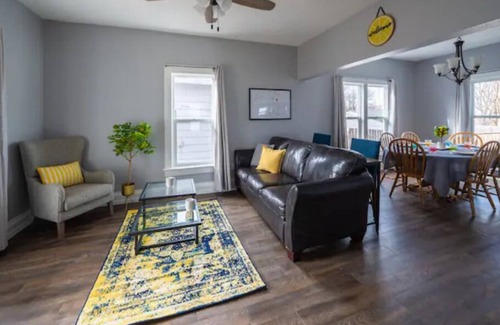 Downtown House | Clean & CUTE home on the edge of downtown Sioux falls!