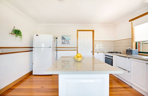 Binalong Bay House | Clean, peaceful, comfortable home in Binalong Bay with views over Skeleton Bay