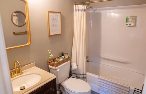 Charleston House | Clean, Private Guesthouse-9 min. to Downtown Charleston, 15 min. to FollyBeach!