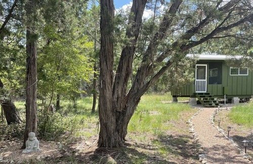 Driftwood Cottage | Clean Quiet Comfortable Romantic Getaway / Retreat in the Texas Hill Country.