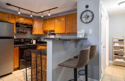 Manchester Apartment | Clean & Quiet Downtown 1BR Apartment w/ Parking